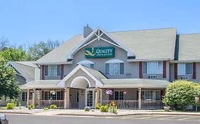 Quality Inn & Suites East Troy I-43